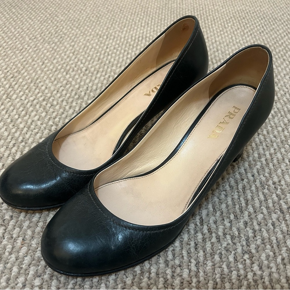 Prada Women's navy Leather Pumps heels size 37.5 / us 7.5